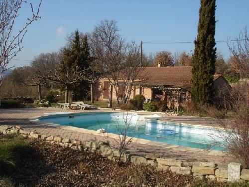 villa avec grand terrain et piscine 5 SAINTE  ANASTASIE SUR ISSOLE proche du village grand espace 4000m²