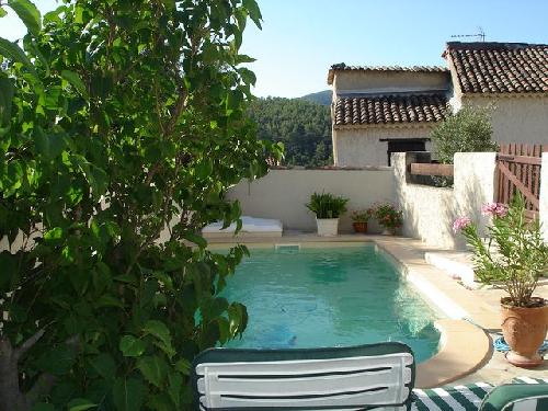 villa comprenant deux appartements 8 Sainte ANASTASIE SUR ISSOLE centre village deux trés beaux appartements avec piscine et terrasse et jardin