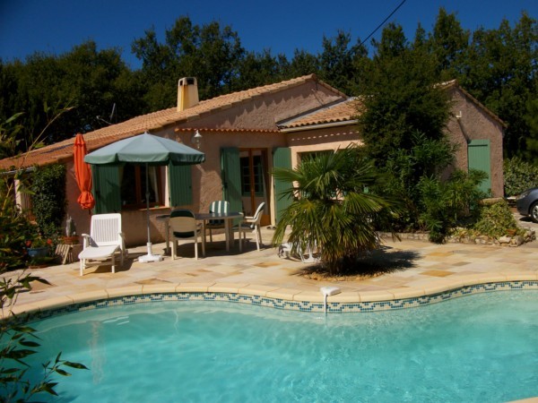 Jolie villa avec piscine SAINTE  ANASTASIE SUR ISSOLE Grand villa, proche village, ensoleillé, piscine.