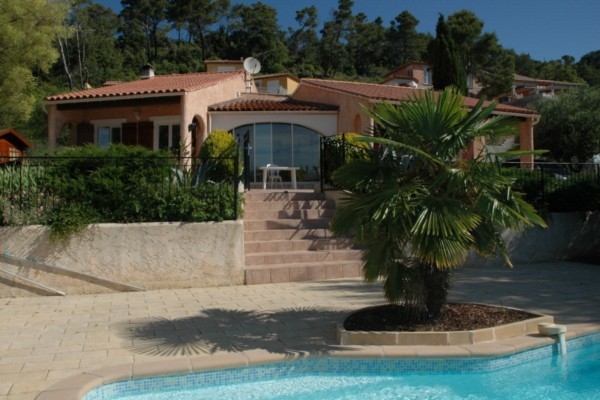 Très jolie villa avec piscine GAREOULT quartier residentiel, calme, ensoleillé, bien exposé, jolie vue
