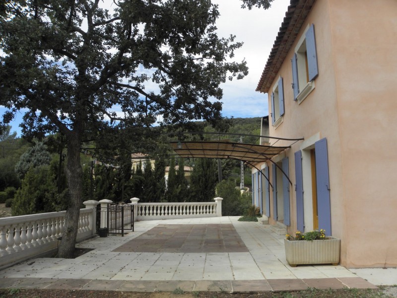 Villa récente 4 Sainte Anastasie sur Issole quartier résidentiel immense terrasse