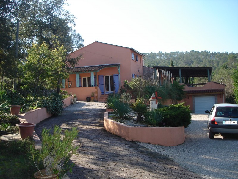 Villa avec vue dans quartier calme  5 SAINTE  ANASTASIE SUR ISSOLE trï¿½s grande terrasse couverte 