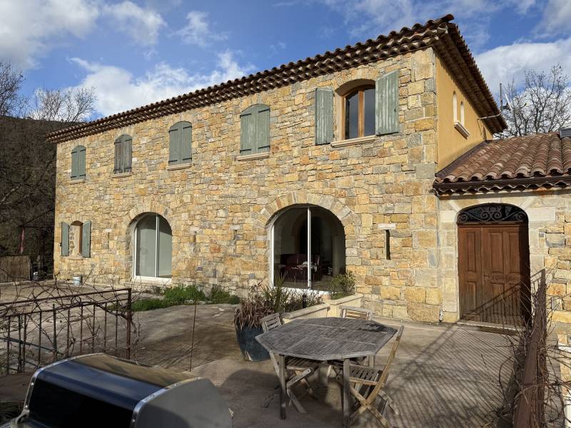 Bastide en pierres de taille avec piscine sur petit coteau sud ouest