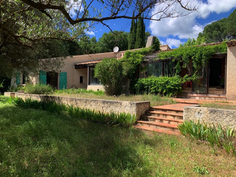 Propriété unique sur Gareoult , proche du centre-ville, grande villa sur plus de 7000 m² de terrain plat avec piscine